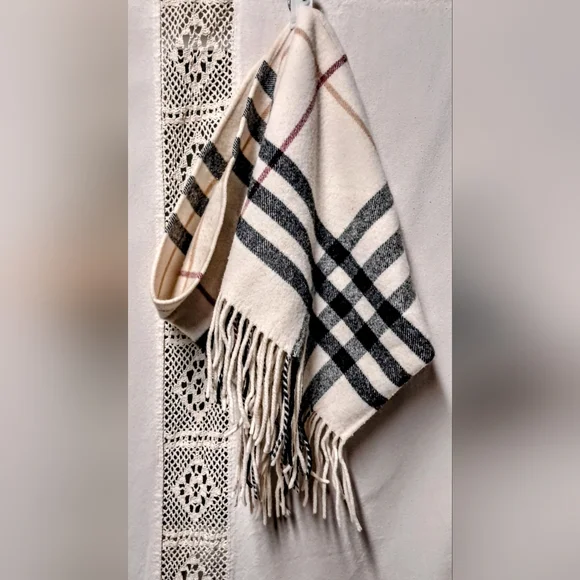 Burberry Checked Cashmere Snood OS - Picture 4 of 6